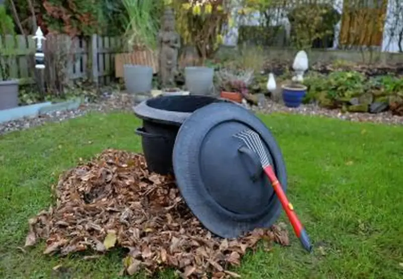Product image 3 of the product “Bucket with 2 handle and cap (2 parts).  Made from recycled tyres. Dia. 52cm Height 53cm. ”